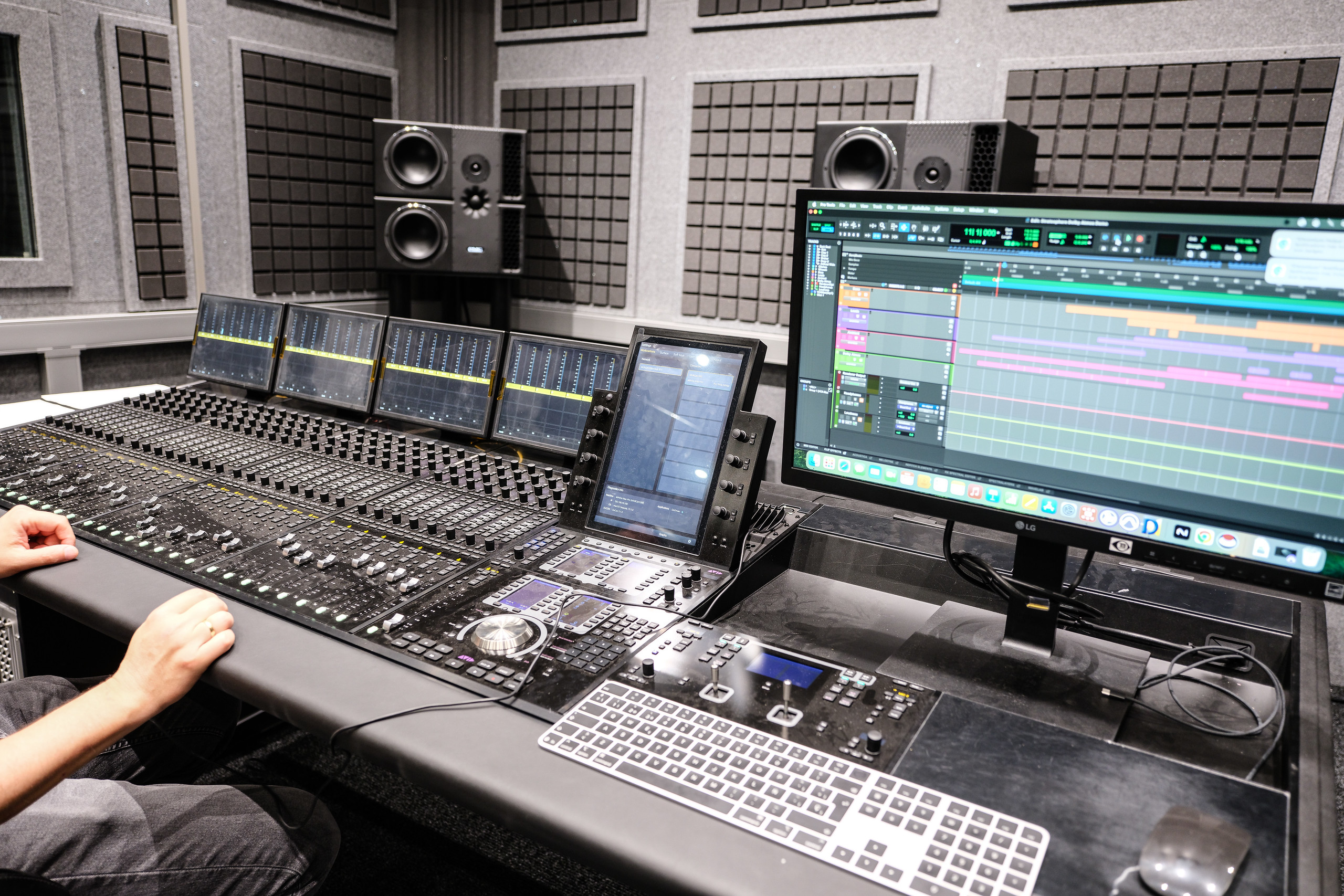 Mesa de mezclas y puesto de edición de audio en un estudio de sonido del Hub