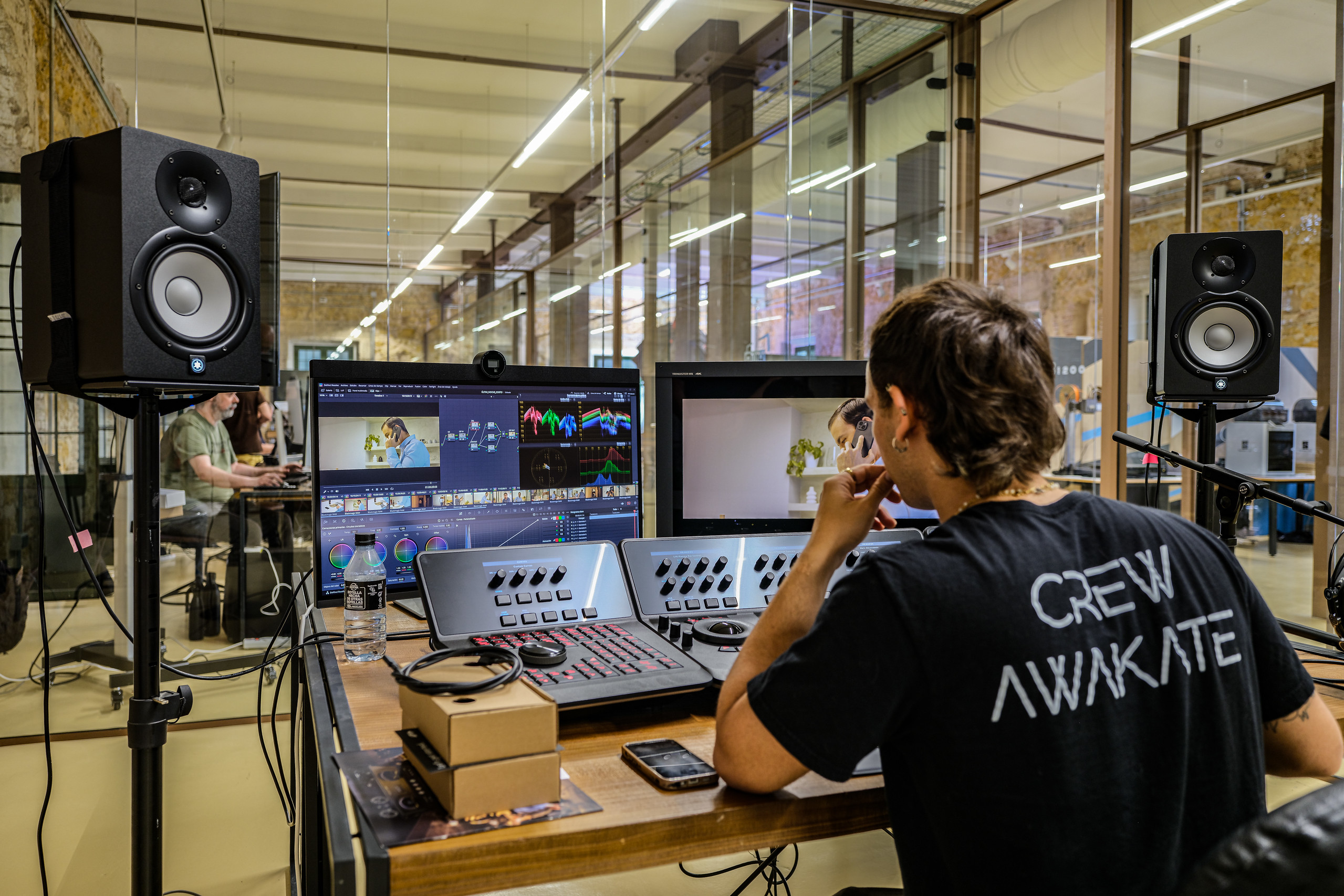 Profesional editando vídeo en un puesto de trabajo del Hub