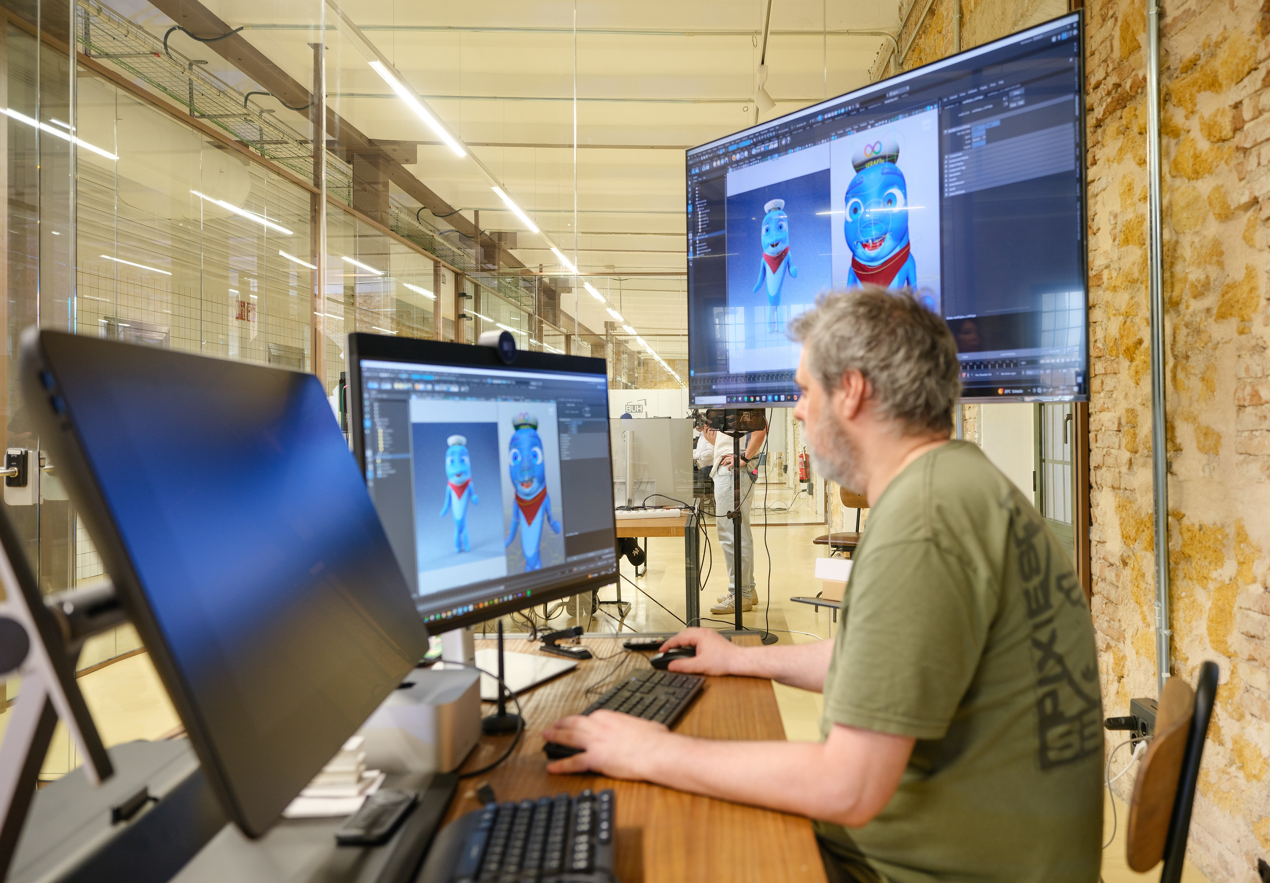 Profesional trabajando con software de diseño 3D en un puesto del Hub