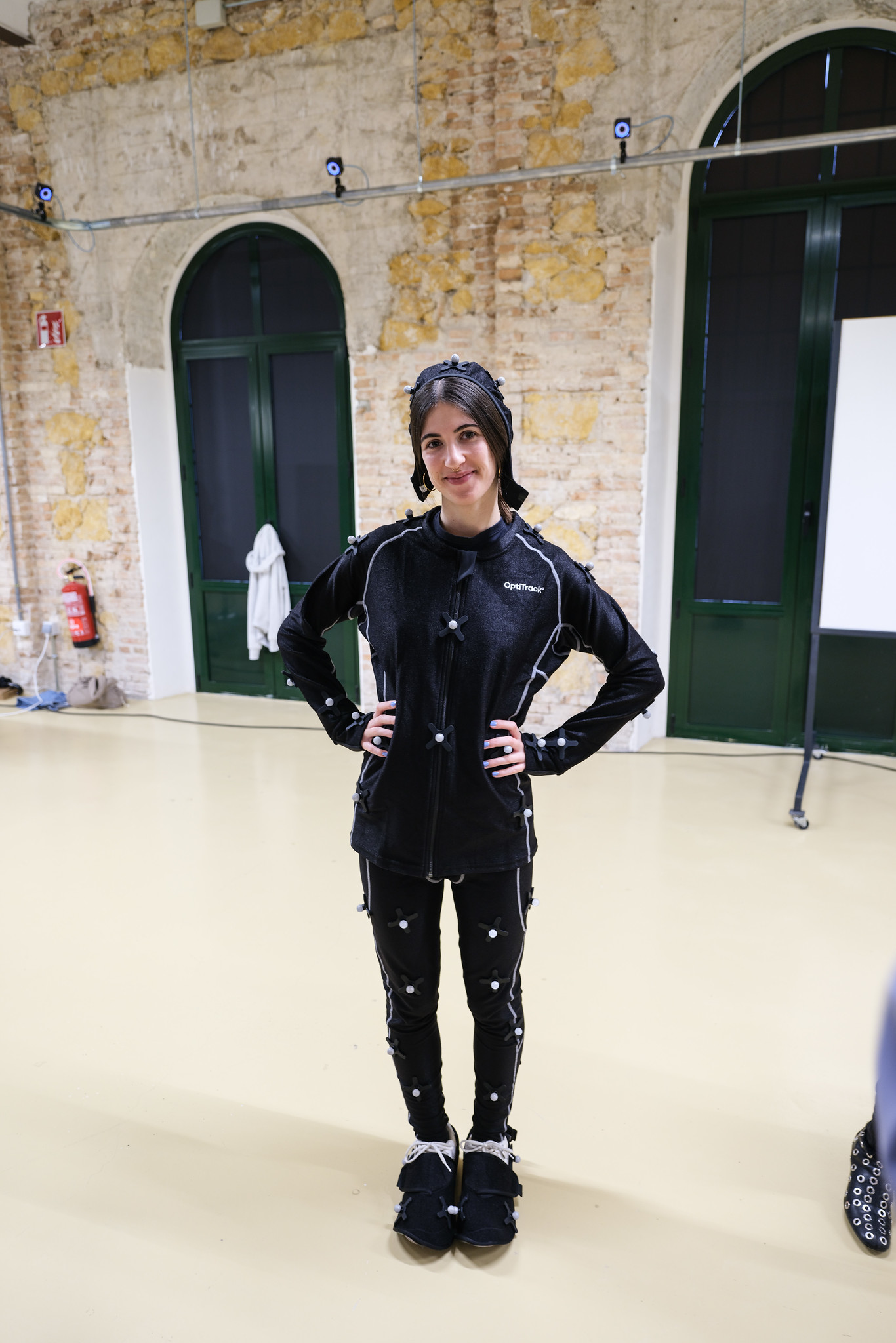 Persona con traje de captura de movimiento en una sala del Hub