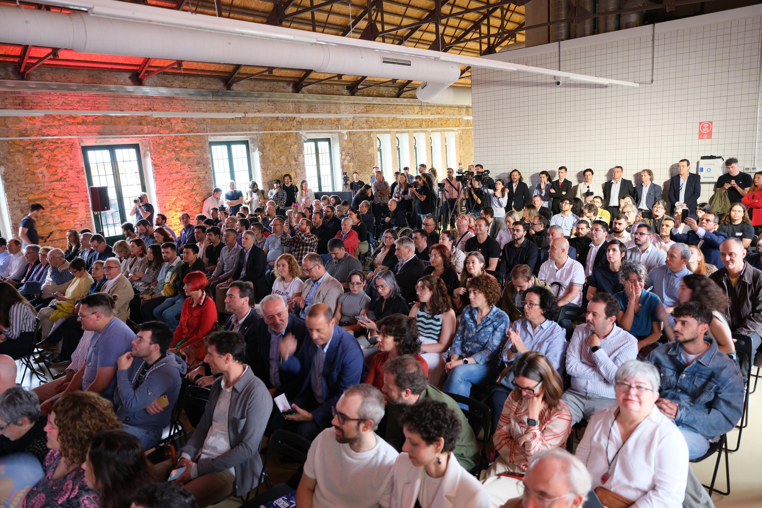 Público asistente a un evento en una sala del Hub