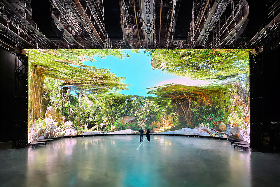Plató con pantalla LED inmersiva que muestra un paisaje natural